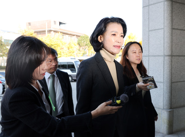 ▲ 헌재 대심판정 들어서는 이진숙 위원장. /뉴시스