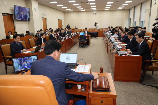 ▲ 14일 오전 서울 여의도 국회에서 열린 기획재정위원회 전체회의에서 송언석 위원장이 의사봉을 두드리고 있다. /뉴시스