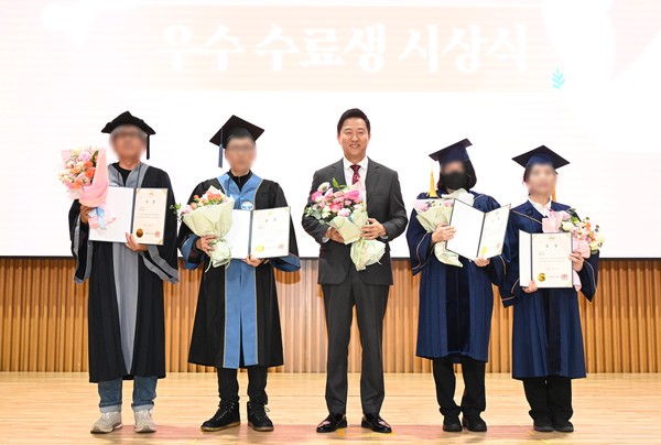 ▲ 오세훈 서울시장이 ‘2024년 서울시 희망의 인문학 수료식’에서 우수 참여자 시상 후 기념 촬영하고 있다.