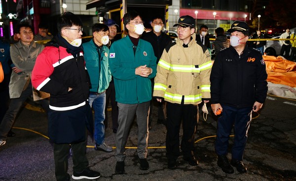 ▲ 이민근 안산시장 중앙동 화재 현장 점검 모습.