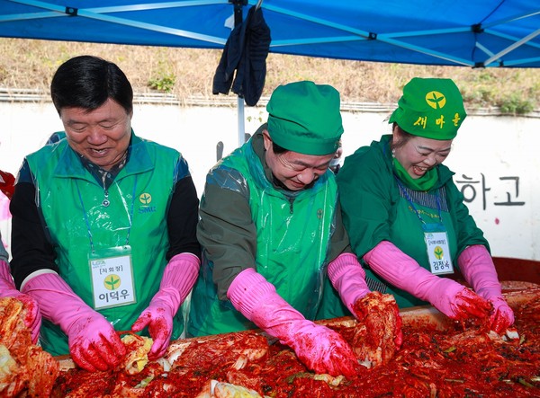 ▲ 주광덕 남양주시장(가운데)이 시민들과 김치를 담그고 있다.