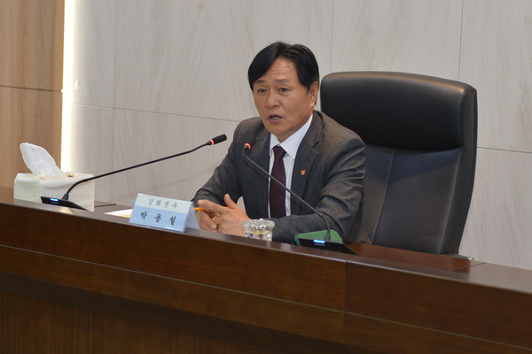 ▲ 박용철 강화군수가 농림축산업 발전 정책협의회를 주재하고 있다.