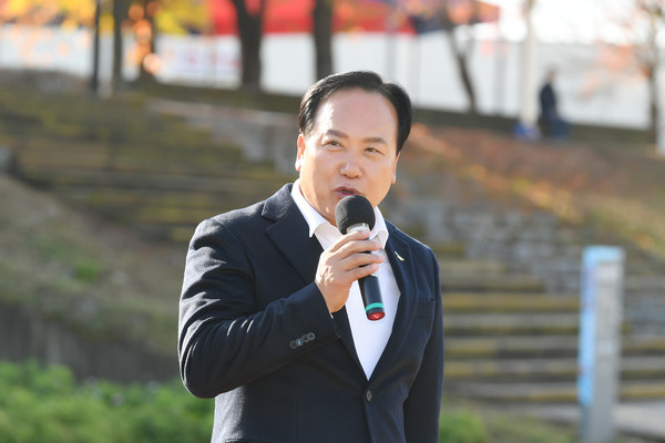 ▲ 이권재 오산시장, 감·사과나무 식재 기념행사.