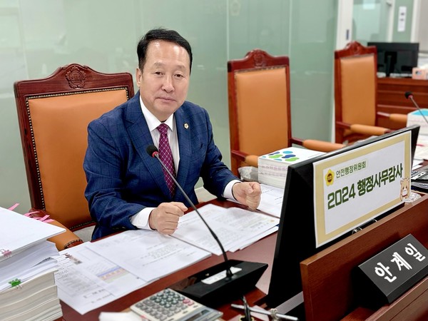 ▲ 행정사무감사 진행하는 안계일 의원.