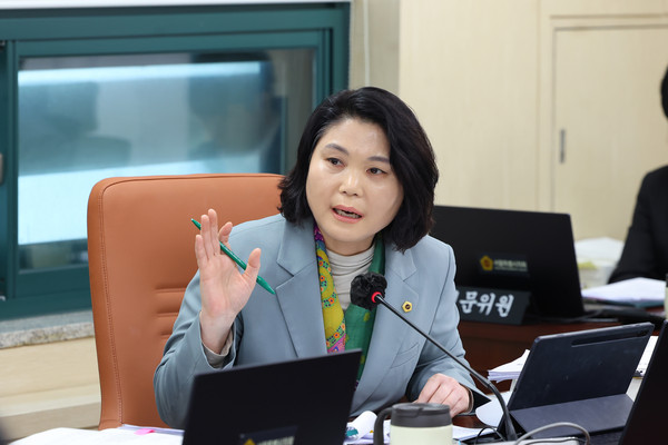 ▲ 행정사무감사 질의하는 박춘선 부위원장.