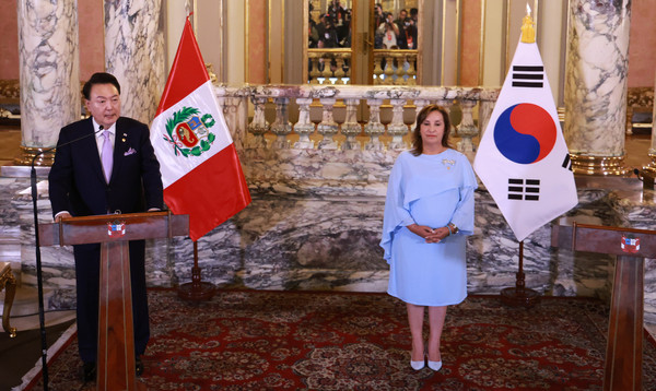 ▲ 윤석열 대통령이 16일(현지시각) 페루 리마 대통령궁에서 디나 볼루아르테 페루 대통령과 한·페루 정상회담을 마친 뒤 개최한 공동언론발표에서 발언하고 있다. /뉴시스