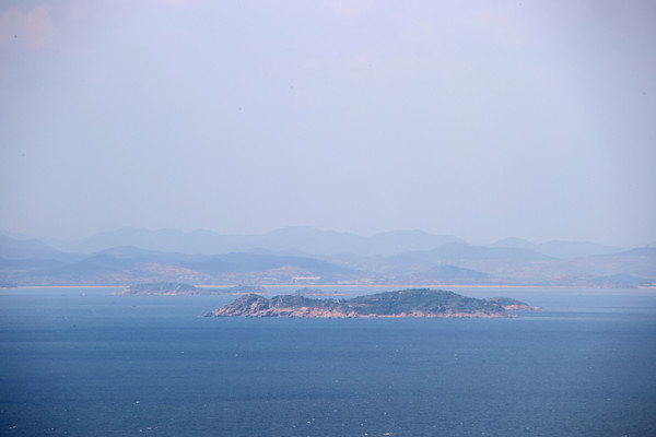 ▲ 북한이 서북도서 지역을 향한 GPS 교란 행위가 계속되는 가운데 1일 인천광역시 옹진군 연평면에서 북한의 모습. (사진= 옹진군 제공) /뉴시스