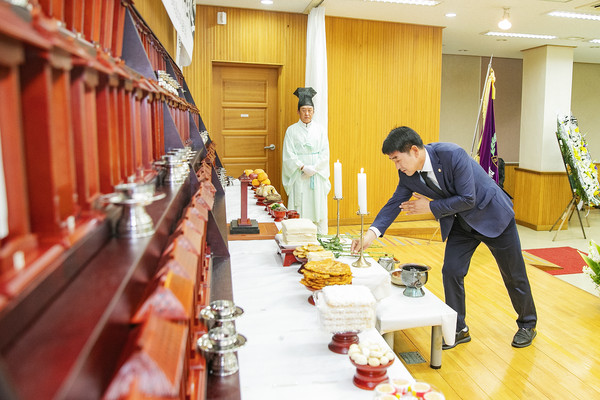 ▲ 헌화 중인 배정수 의장.