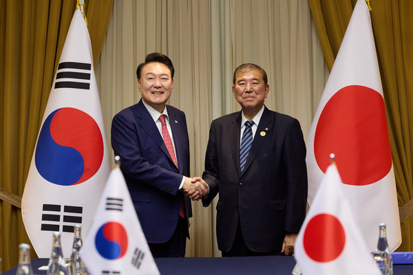▲ 윤석열 대통령이 16일(현지시각) 페루 리마 한 호텔에서 이시바 시게루 일본 총리와 아시아태평양경제협력체(APEC) 정상회의 계기 한-일 정상회담에 앞서 악수하며 기념촬영을 하고 있다. /뉴시스