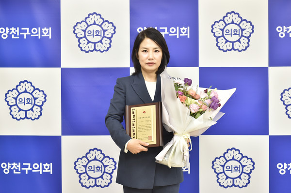 ▲ 수상 기념촬영하는 김수진 의원.