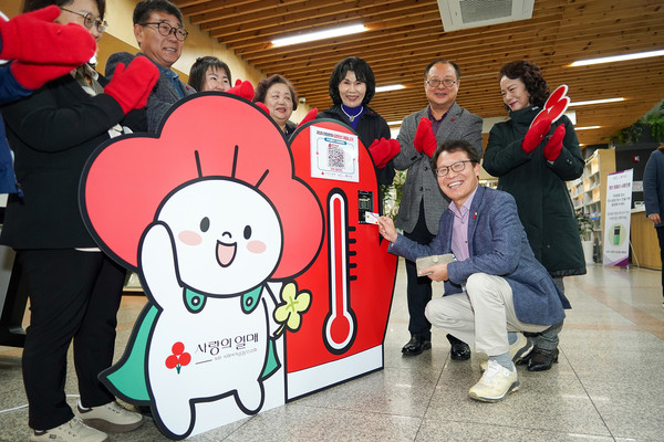 ▲ 카드기부 단말기 시연해보는 이인근 부구청장.