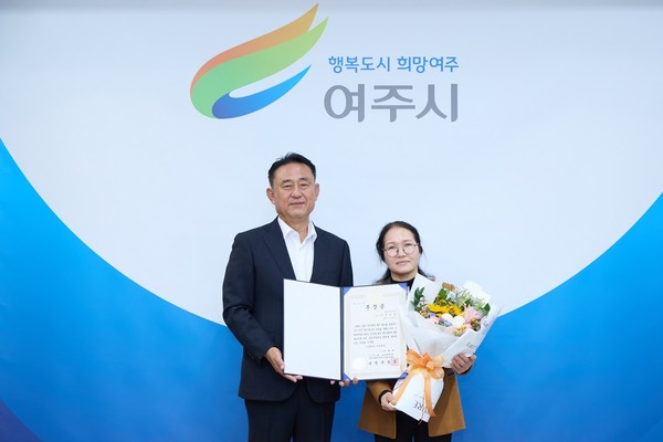 ▲ 이충우 여주시장이 故 김말상 참전용사의 유족인 자녀 김명옥 씨에게 화랑무공훈장을 전수하고 있다.