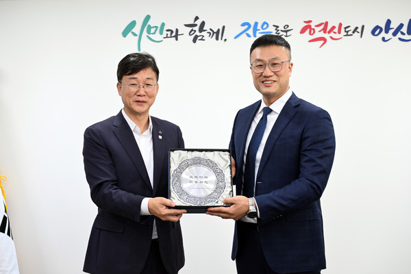 ▲ 이민근 안산시장(왼쪽)과 왕해초 옌타이산업기술연구원 원장(오른쪽).