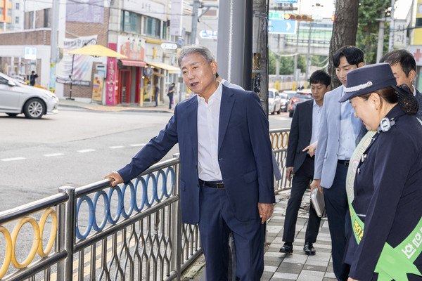 ▲ 관내 도로 환경 현장 점검을 실시하고 있는 윤환 계양구청장.