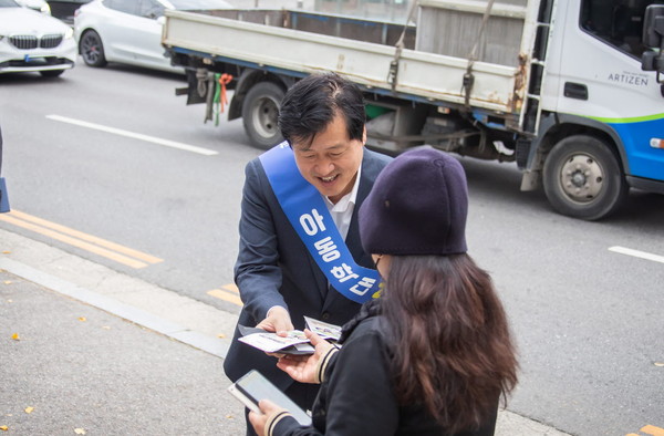 ▲ 아동학대 예방 캠페인을 실시하고 있는 강범석 인천서구청장.