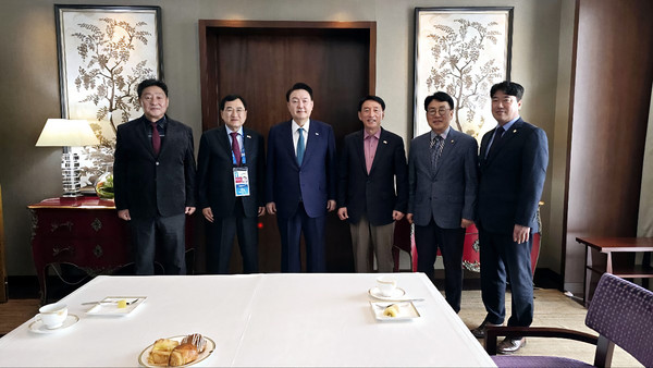 ▲ 주낙영 시장을 비롯한 경주시 대표단이 17일 오전(현지 시간), 페루 리마 웨스틴호텔에서 윤석열 대통령 예방한 후 기념 촬영을 하고 있다.