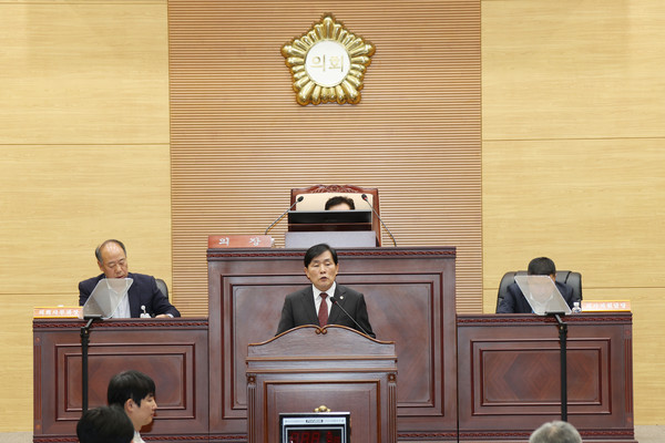 ▲ 문경복 옹진군수가 시정연설을 발표하고 있다.