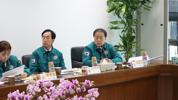 ▲ 지난 11월 7일 서울소방재난본부 현장 행정사무감사를 위해 서울소방학교 및 실화재훈련장을 방문한 김용호 시의원(오른쪽 첫 번째)이 질의를 하고 있다.