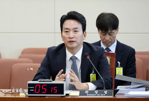 ▲ 질의에 답하는 박장범 후보자. /뉴시스