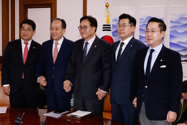 ▲ 우원식 국회의장과 여야 원내대표가 18일 서울 여의도 국회의장실에서 회동하고 있다. 왼쪽부터 국민의힘 배준영 원내수석부대표, 추경호 원내대표, 우 의장, 더불어민주당 박찬대 원내대표, 박성준 원내수석부대표. /뉴시스
