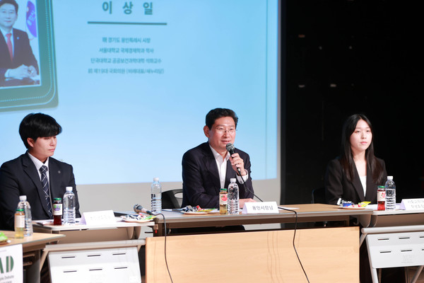 ▲ 이상일 용인특례시장이 단국대 학생들의 질문에 답하고 있다.