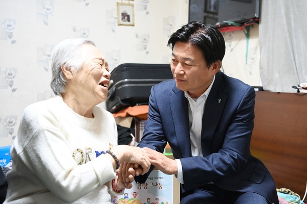 ▲ 조용익 부천시장이 어르신의 이야기를 경청하고 있다.