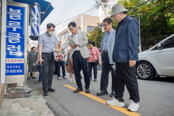 ▲ 목동깨비시장 일대 현장을 찾은 이기재 양천구청장(왼쪽 두 번째).