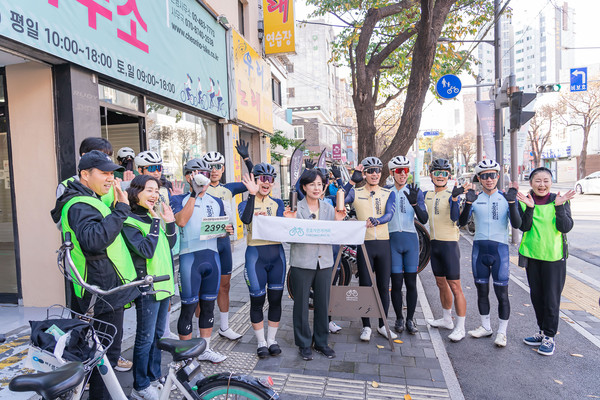 ▲ 라이딩 챌린지 참여자 응원하는 이수희 강동구청장.