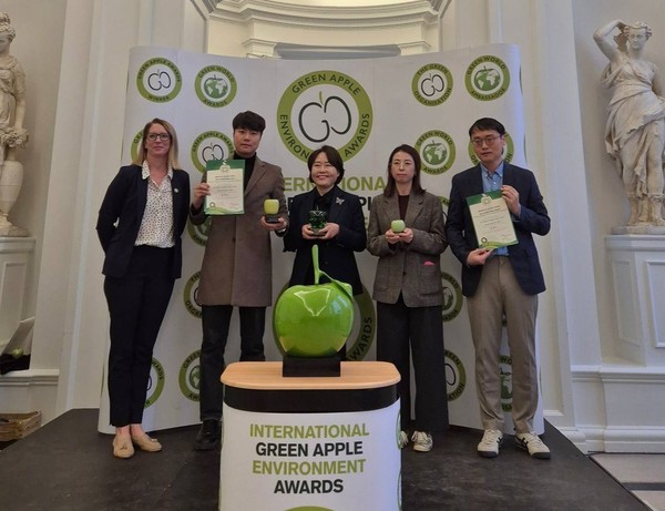 ▲ 서초구 관계자들이 현지시각 18일 영국 런던 켄싱턴 궁전에서 열린 그린애플어워즈(Green Apple Awards)에서 금상, 동상을 수상하고 기념촬영을 하고 있다.
