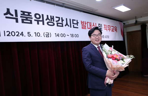 ▲ 지난 5월 동작구 문화복지센터에서 열린 '동작구 식품위생감시단' 발대식 및 직무교육에 참석한 박일하 동작구청장.