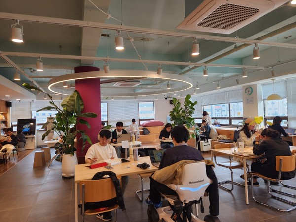 ▲ 청년공간 '비행지구' 이용객 모습.