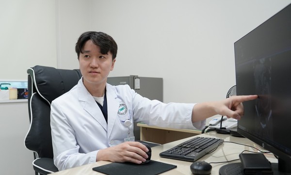▲ 분당제생병원소화기내과 서준영과장이 환자에게 설명하고 있다.