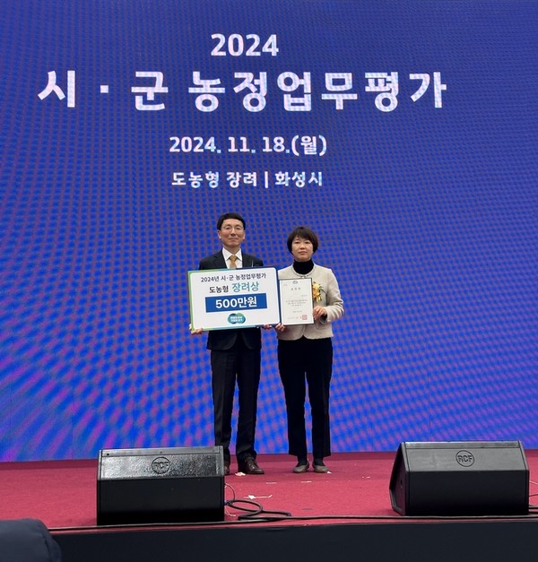▲ 김조향 화성시 농업정책과장(오른쪽)과 김성중 경기도 행정1부지사(왼쪽).