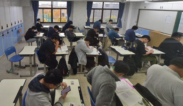 ▲ 2025학년도 대학수학능력시험일인 11월 14일 인천 동구 동산고등학교에 마련된 시험장에서 수험생들이 시험 시작을 기다리고 있다. /뉴시스