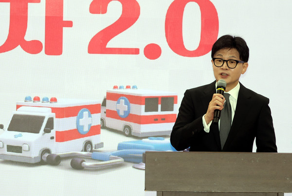 ▲ 한동훈 국민의힘 대표가 19일 오전 서울 여의도 국회 의원회관 소회의실에서 열린 Dr.인요한의 한국형 구급차 2.0 국회전시회에서 축사를 하고 있다. /뉴시스