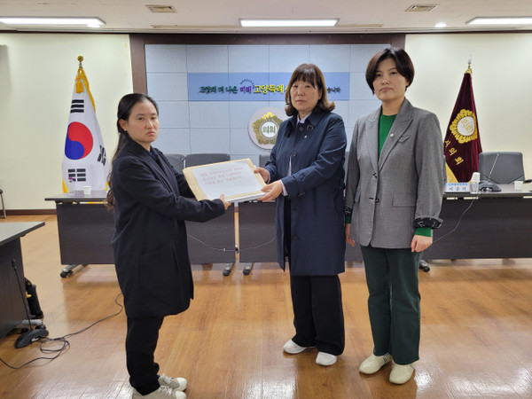 ▲ 공립 고양작은도서관 폐관 반대하는 주민 1624명의 서명 전달 모습.