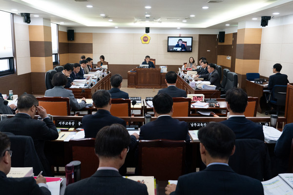 ▲ 인천시의회 교육위원회 인천시교육청 대상 행정사무감사 실시 모습.