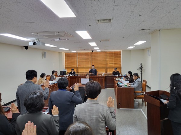 ▲ 문화복지위원회 복지국 행정사무감사 선서 모습.