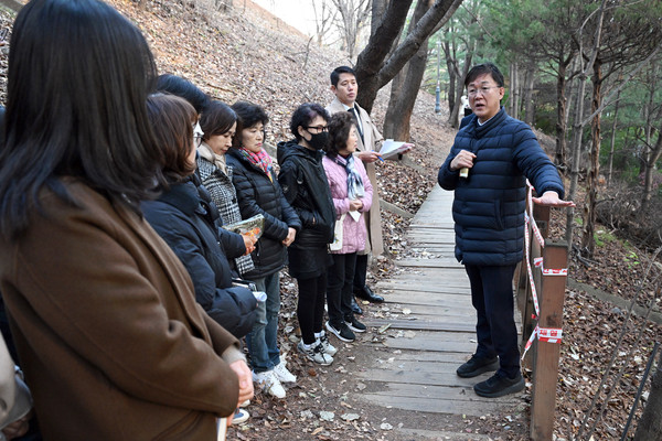 ▲ 이민근 안산시장이 사이동 주민들과 소통하고 있다.