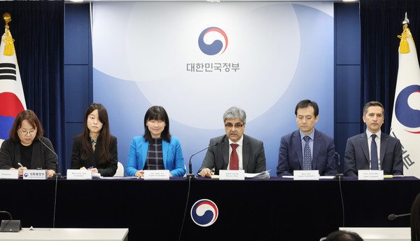 ▲ 라훌 아난드 IMF 한국 미션단장이 20일 오전 서울 종로구 정부서울청사에서 2024년 IMF 연례협의 결과 브리핑을 하고 있다. /뉴시스