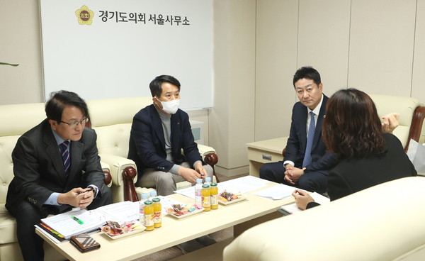 ▲ 서울사무소 방문 점검하는 김진경 의장.