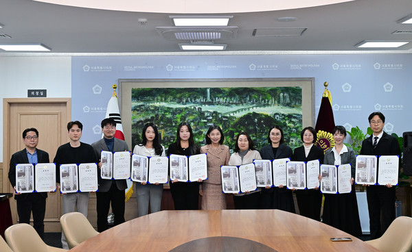 ▲ 행감 유공직원들과 단체사진 촬영 중인 최호정 의장.