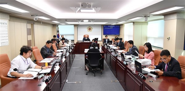 ▲ 제327회 교통위원회 정례회 중 행정사무감사 시행 사진.