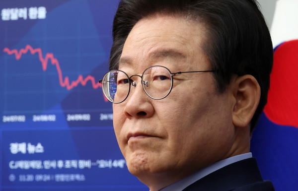▲ 최고위원 발언 듣는 이재명 대표. /뉴시스