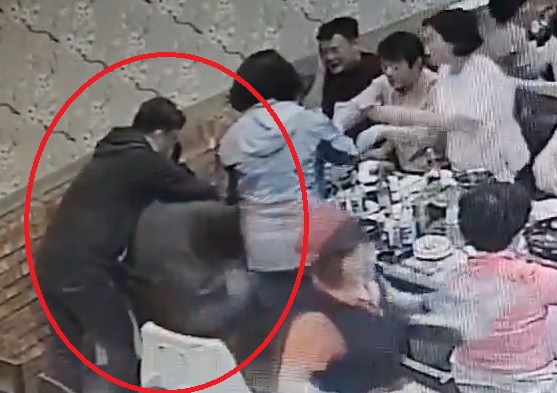 ▲ CCTV에 공개된 더불어민주당 A부천시의원이 합동 의정연수 만찬장인 전남 순천 식당에서 국민의힘 B시의원을 뒤에서 팔로 감싸고 있는 영상. /뉴시스