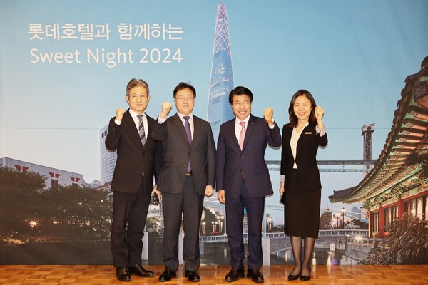 ▲ 기념촬영하는 서강석 송파구청장(세번째)과 호텔 관계자들.