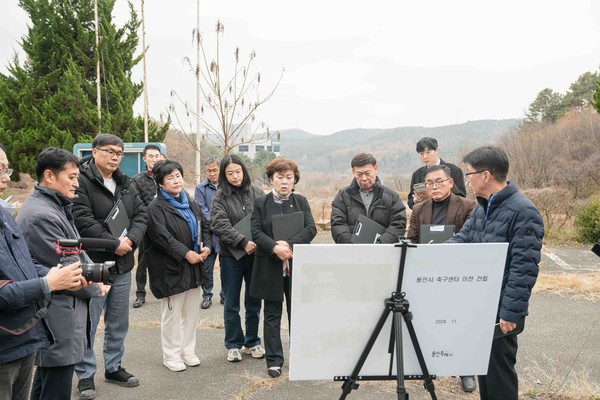 ▲ 용인특례시의회 문화복지위원회, 용인시축구센터 이전 부지 방문 모습.