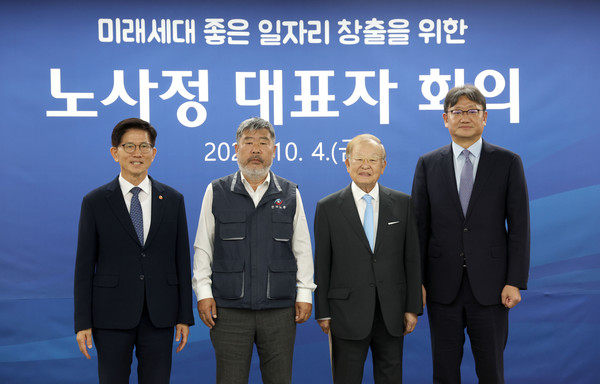 ▲ 김문수(왼쪽부터) 고용노동부 장관, 김동명 한국노총 위원장, 손경식 한국경영자총협회 회장, 권기섭 경사노위원장이 4일 서울 종로구 경제사회노동위원회에서 열린 노사정 대표자 회의에 참석해 기념사진을 촬영하고 있다. /뉴시스
