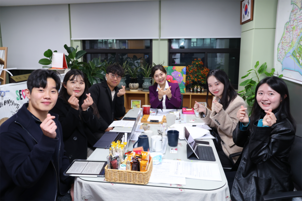 ▲ 청년들과 함께 진행한 지역소멸위기 간담회 기념촬영하는 구미경 의원.