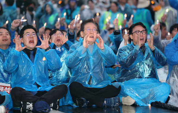 ▲ 이재명 더불어민주당 대표가 16일 서울 종로구 광화문 앞에서 열린 ’김건희 윤석열 국정농단 규탄·특검 촉구 제3차 국민행동의 날‘ 집회에 참석해 함성을 외치고 있다. /뉴시스